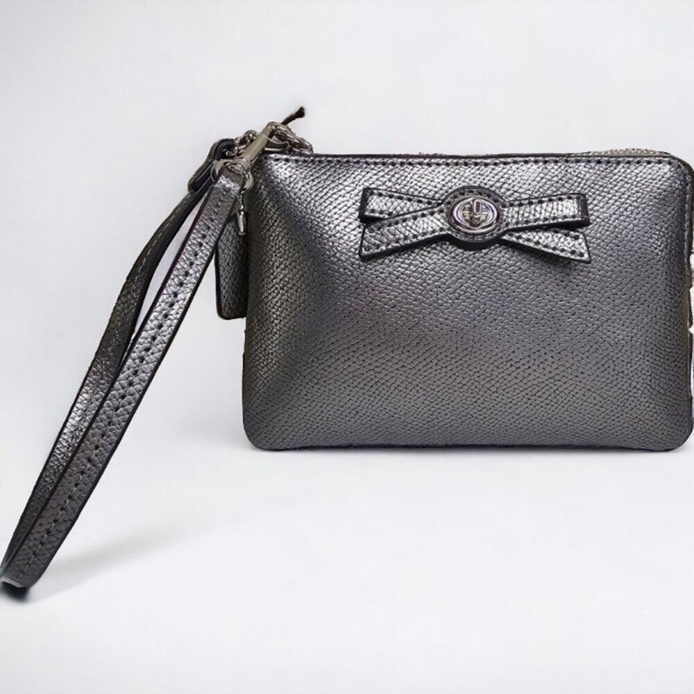 Coach Turnlock Bow Corner Zip Wristlet Gunmetal Silver Patent Leatherโ